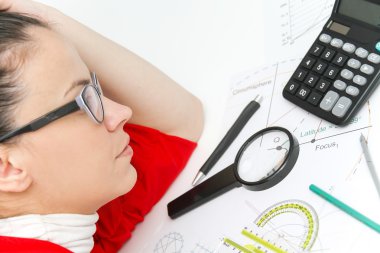 Mimari plan ile çalışan genç kadın tasarımcı