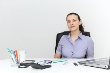 Mimari plan ile çalışan genç kadın tasarımcı