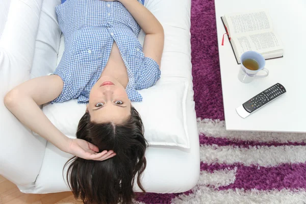 Joven bonita mujer disfrutar viendo la televisión — Foto de Stock