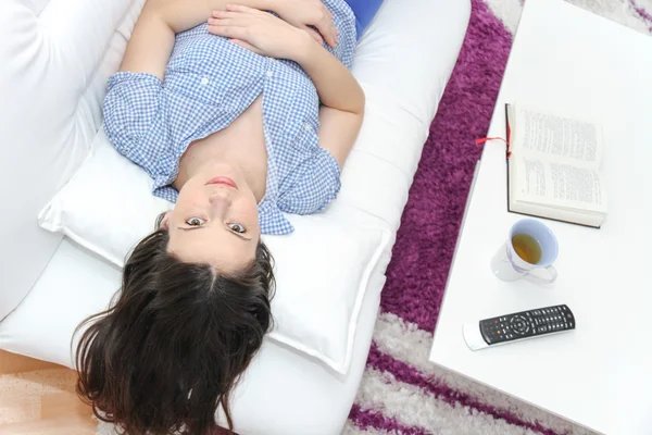 Joven bonita mujer disfrutar viendo la televisión — Foto de Stock