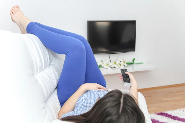 Jovem mulher bonita gosta de assistir tv — Fotografia de Stock