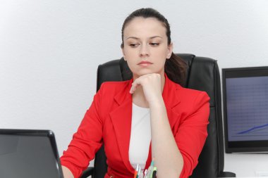 Çok iş kadın calculato grafiklerle yatırım analizi