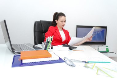 Çok iş kadın calculato grafiklerle yatırım analizi