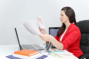 Çok iş kadın calculato grafiklerle yatırım analizi