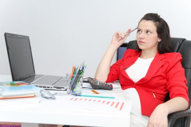 Çok iş kadın yatırım grafik hesap makinesi ve dizüstü bilgisayar ile analiz