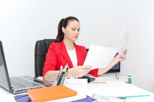 Vrij zakelijke vrouw analyseren investeringen grafieken met calculato — Stockfoto