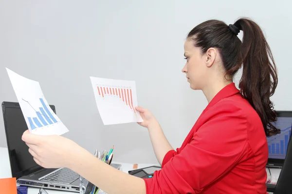 Mujer de negocios bonita analizando gráficos de inversión con calculato —  Fotos de Stock