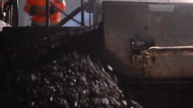 Tüneldeki yeni yolun yapımının videosu.