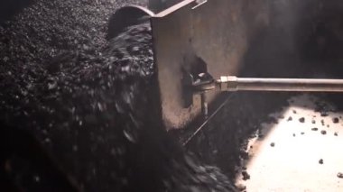 Tüneldeki yeni yolun yapımının videosu.