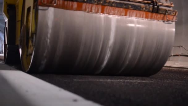 Видео строительства новой дороги в тоннеле — стоковое видео
