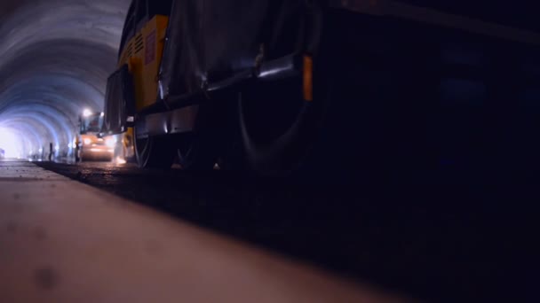 Video z výstavby nové silnice v tunelu — Stock video
