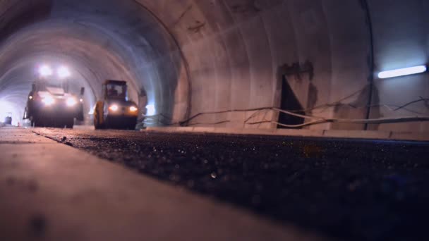 Video van de bouw van een nieuwe weg in de tunnel — Stockvideo