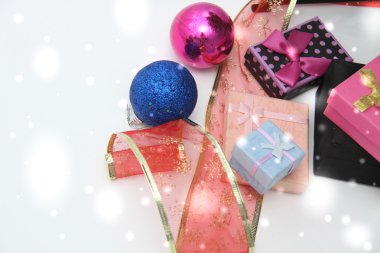 Noel süslemeleri ve hediyeleri