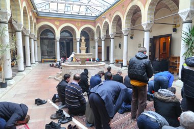 Müslüman erkekler tarafından performans namaz