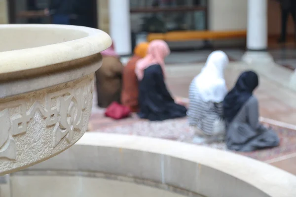 무슬림 여성에 의해 수행 하는 기도 — 스톡 사진