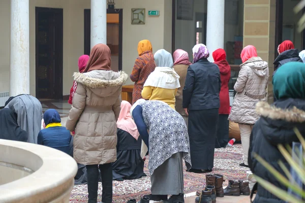 Doa yang dilakukan oleh wanita muslim — Stok Foto