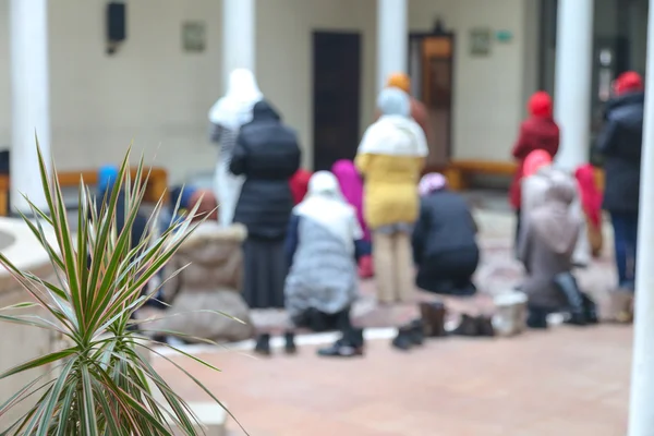 Müslüman kadınlar tarafından yerine dua — Stok fotoğraf