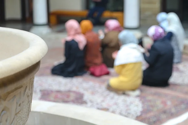 Gebed uitvoeren door Moslimvrouwen — Stockfoto