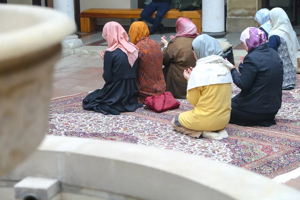 Müslüman kadınlar tarafından yerine dua — Stok fotoğraf
