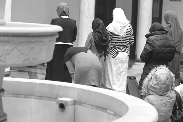 Prayer performing by muslim women — Stock Photo, Image