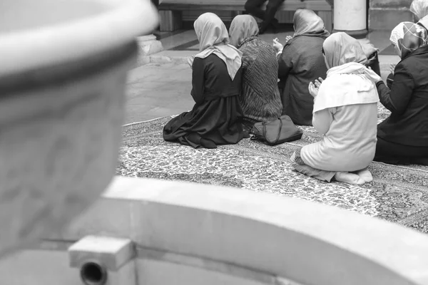 Prayer performing by muslim women — Stock Photo, Image