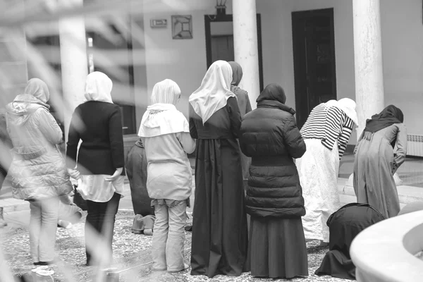 Prayer performing by muslim women — Stock Photo, Image