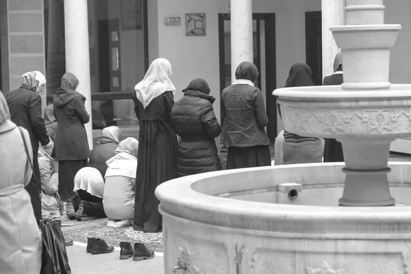 Oración realizada por mujeres musulmanas — Foto de Stock