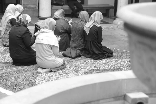 Oración realizada por mujeres musulmanas —  Fotos de Stock