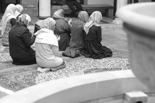 Gebed uitvoeren door Moslimvrouwen — Stockfoto