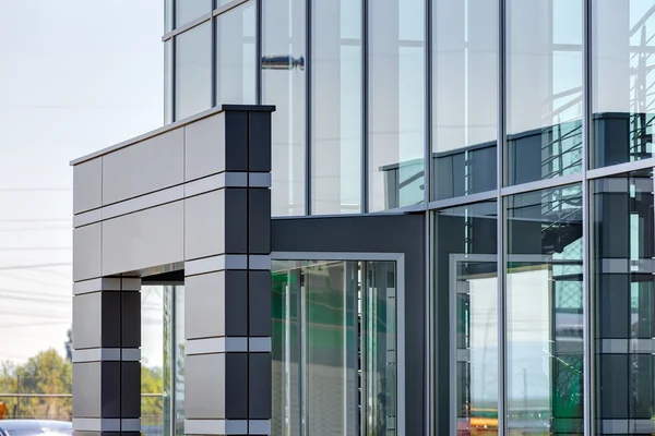Moderne en hedendaagse glazen gebouw — Stockfoto