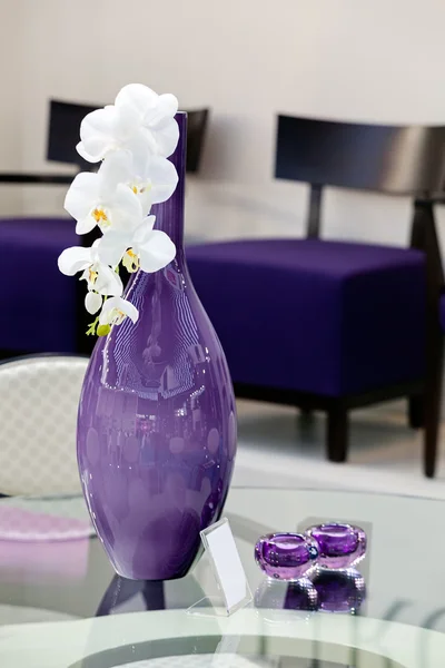 Violette Vase mit Blumen — Stockfoto