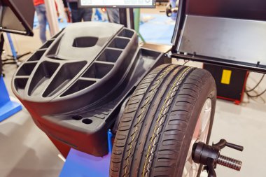 Araba tekerlek servis istasyonu