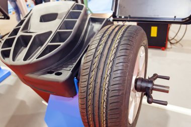 Araba tekerlek servis istasyonu