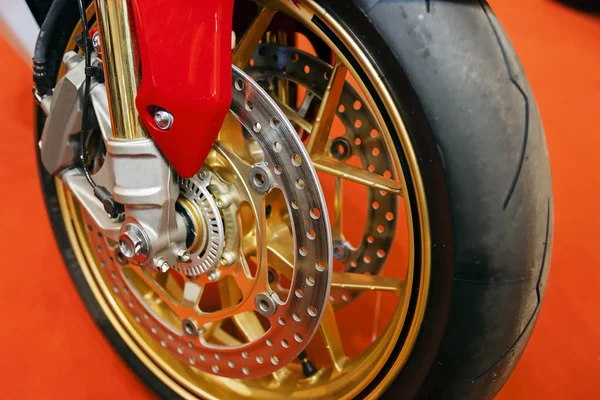 Motorfiets wiel close-up — Stockfoto