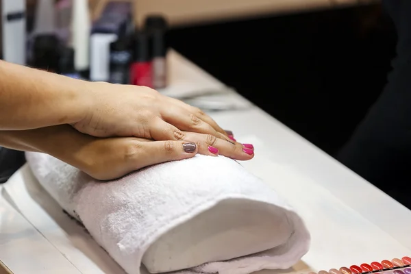 Uñas tiempo de manicura — Foto de Stock