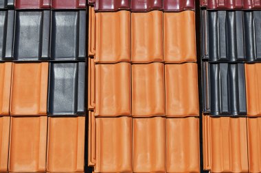 Çatı kiremitleri üzerinde üç renkte yakın görüntü