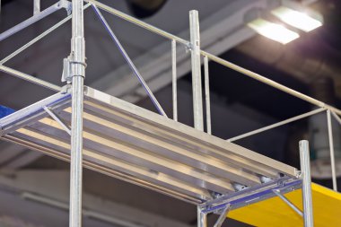 Bina için alüminyum iskeleyi kapatın.