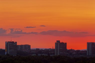 Günbatımında şehir silüeti