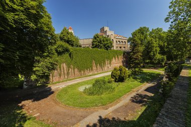 Belgrad ortaçağ duvarları kale ve parkta gündüz, Sırbistan