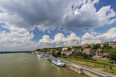 Belgrad Kalesi ve izdiham iki nehir üzerinde şehrin eski kısmı Panorama görünüm