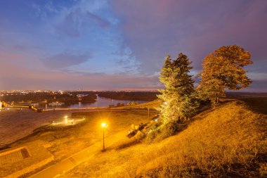 Belgrad Kalesi ve gece iki nehir izdiham