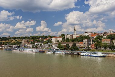 Belgrad Kalesi ve izdiham iki nehir üzerinde şehrin eski kısmı Panorama görünüm