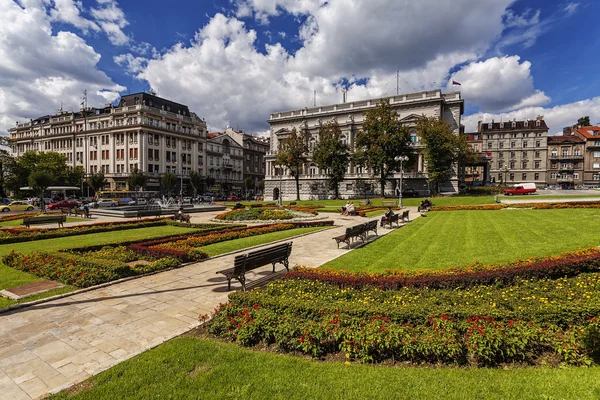 Park in de buurt van het paleis van regering — Stockfoto