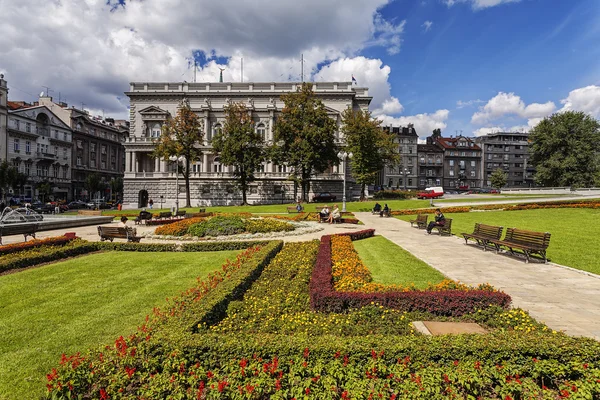 Park in de buurt van het paleis van regering — Stockfoto