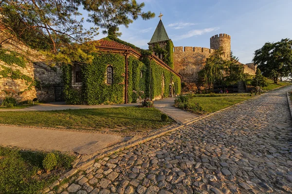 Belgrade fortress and church with garden — Stock Photo, Image