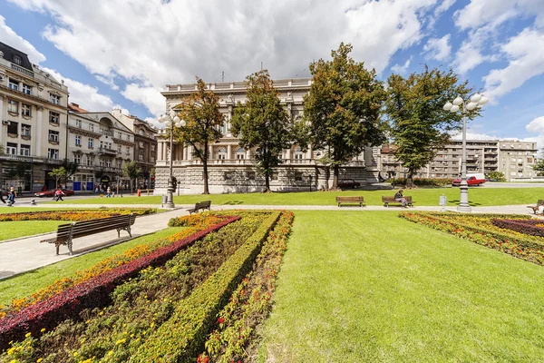 Şehir Büyük Sırbistan Devlet Sarayı Yakınındaki Park — Stok fotoğraf