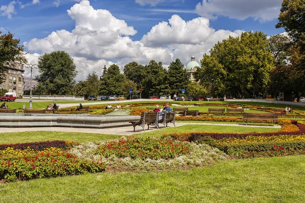在市中心 塞尔维亚首都政府宫附近的公园 — 图库照片