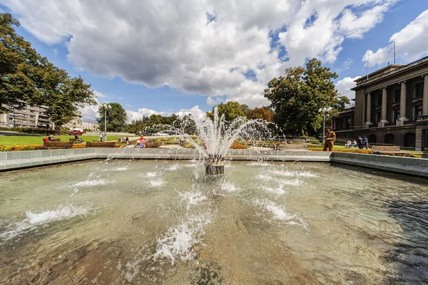 在政府宫 塞尔维亚首都附近的公园里的大理石喷泉 — 图库照片