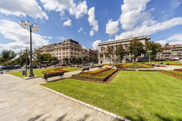 Şehir Büyük Sırbistan Devlet Sarayı Yakınındaki Park — Stok fotoğraf