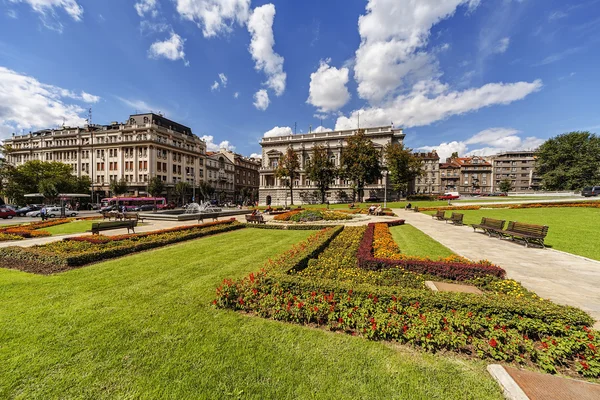 Parco Vicino Palazzo Del Governo Nel Centro Capitale Della Serbia — Foto Stock